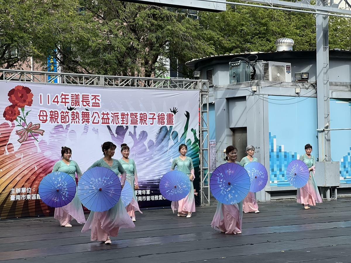 母親節前夕，台南市議員曾培雅、東區體育運動舞蹈協會理事長劉文景、愛心義工協會理事長歐政豪於台南文化中心假日廣場盛大舉辦「母親節熱舞公益派對暨親子繪畫寫真活動」。   圖：曾培雅服務處提供
