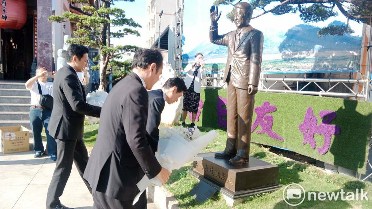 一行人在安倍銅像前獻花。   圖：孫家銘/攝