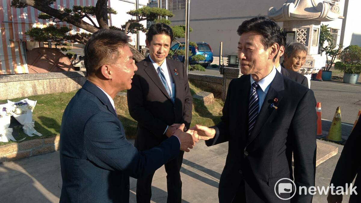 許智傑(左)感謝西村康稔(右)   圖：孫家銘/攝