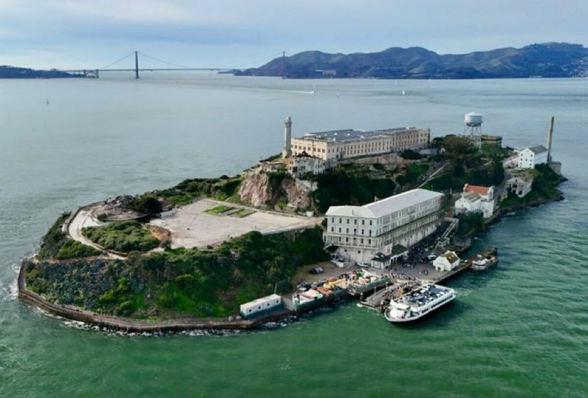 川普主張關閉目前作為觀光景點的惡魔島，並重新將其作為監獄啟用。 圖:翻攝自X帳號@DXDWX999 