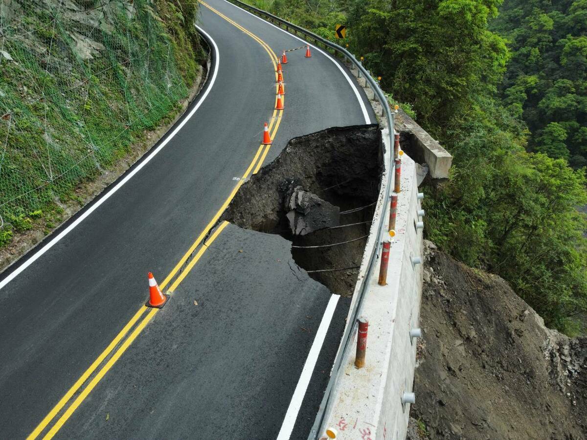 宜專一線七公里處邊坡崩塌，導約15公尺長的外側車道路面塌陷。   圖：林保署宜蘭分署／提供