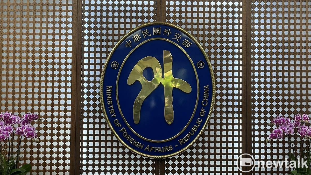 外交部回應表示，領務局將會依《規費法》相關規定嚴謹檢討護照規費，並研議調整收費基準。圖：高逸帆／攝（資料照） 