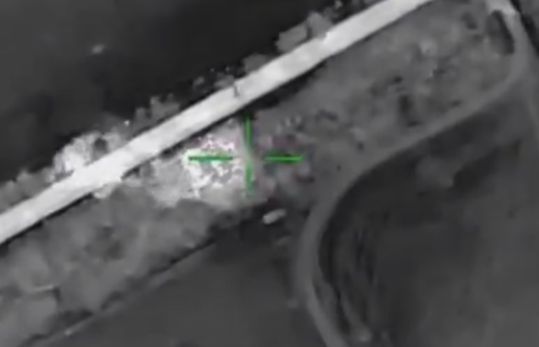 烏克蘭國民警衛特隊種部隊 OMEGA，在某處戰場摧毀 1 門隱藏的俄羅斯迫擊砲。