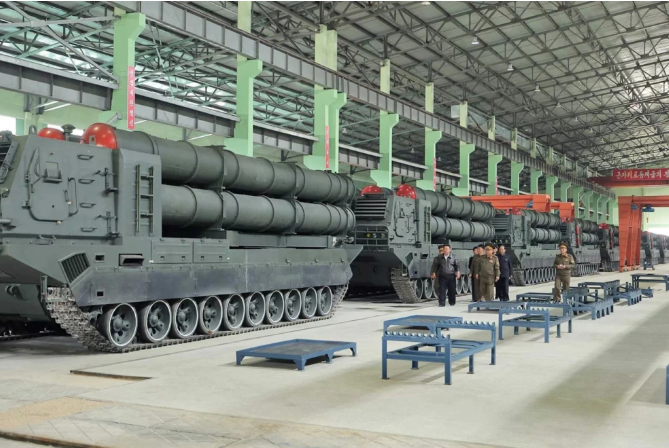 俄方已對北韓製「KN-23」彈道飛彈進行技術改良。圖為 KN-25 超大型火箭系統。 圖:翻攝自寰球戰略解讀 