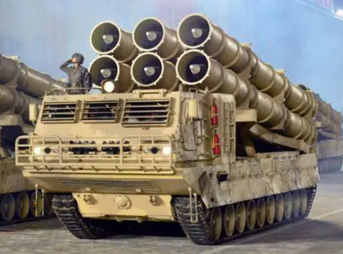 KN-25 火箭炮搭載 600 毫米導引火箭彈，射程可達380公里，能精確打擊南韓境內重要軍事與基礎設施目標，甚至涵蓋駐韓美軍基地。 圖:翻攝自寰球戰略解讀