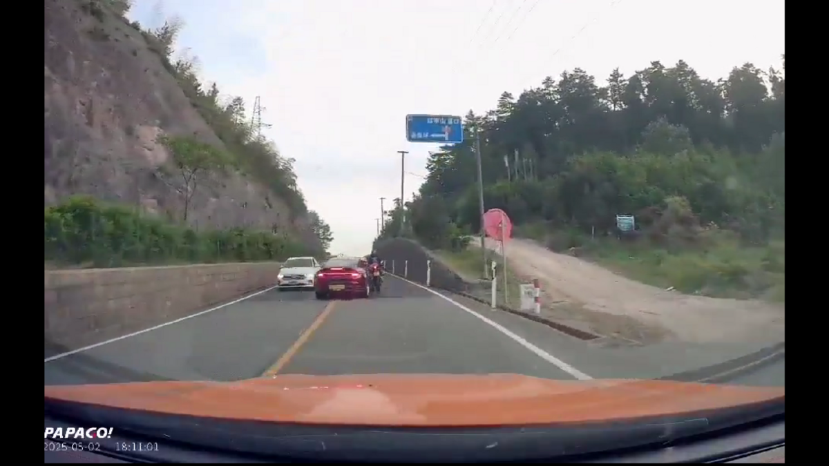 該男子竟於 2025 年 5 月 5 日再度駕車在寧波四明山逆行飆車，導致另一名摩托車騎士重傷。 圖:翻攝自影片