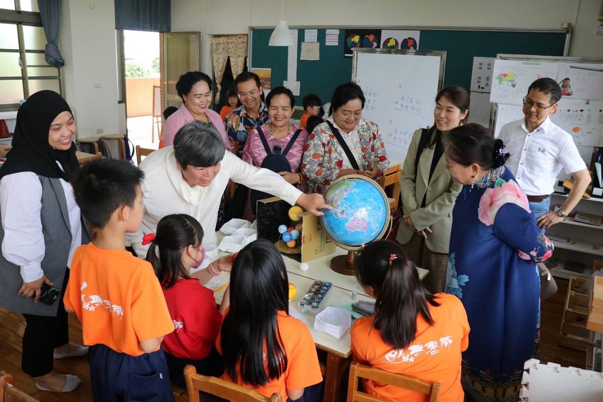 AMI泰國蒙特梭利培訓中心參訪團在AMI中華臺北中心與國際蒙特梭利教育基金會陪同下，造訪嘉義縣政府及學校，實地交流師資培訓、課程設計與社區參與等議題。   圖：嘉義縣府提供