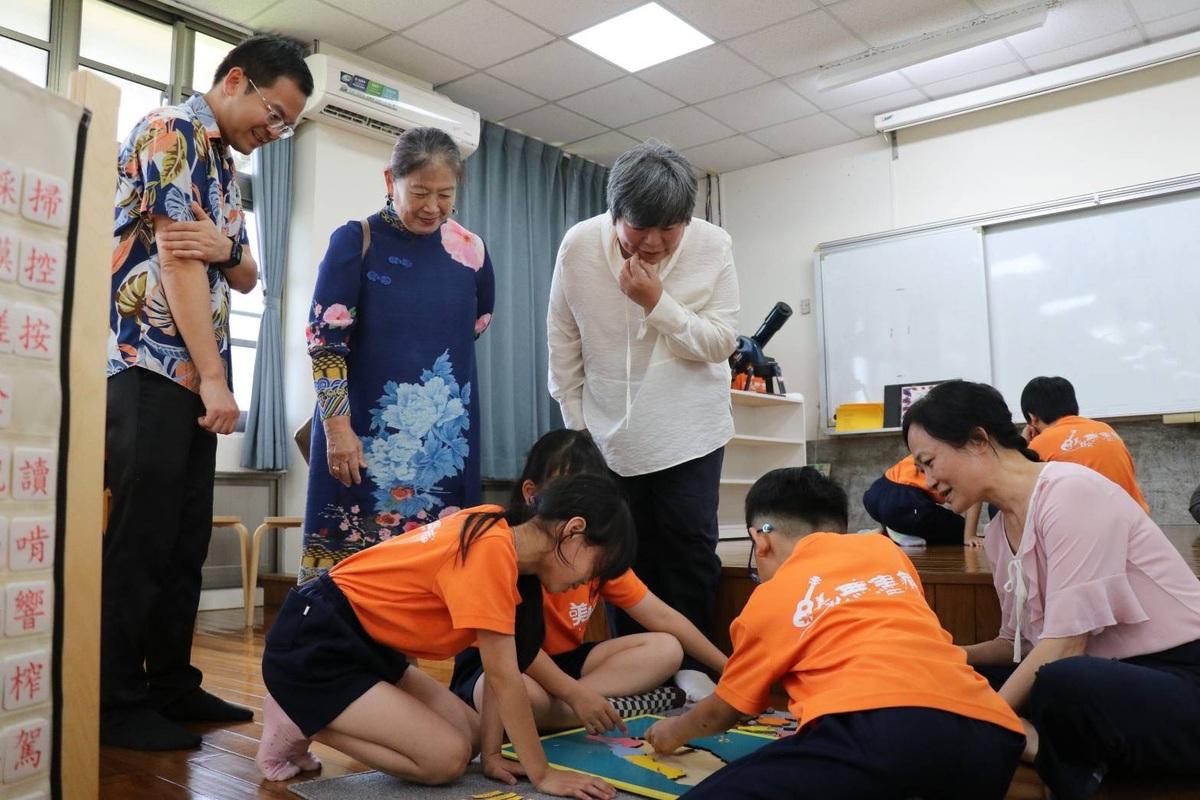 AMI泰國蒙特梭利培訓中心參訪團在AMI中華臺北中心與國際蒙特梭利教育基金會陪同下，造訪嘉義縣政府及學校，實地交流師資培訓、課程設計與社區參與等議題。   圖：嘉義縣府提供