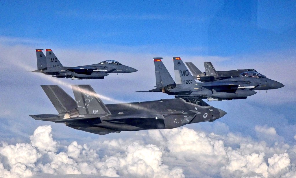 相較於美國 F-35 在技術轉讓方面的限制，以及法國陣風戰機的保守技術立場，俄方此次提供與印度合作生產Su-57 的條件被認為更具彈性。圖為F-35 圖 : 翻攝自 X 