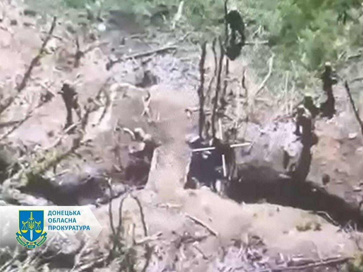  據烏克蘭總檢察長稱，俄軍在諾沃波爾附近，強迫 3 名烏軍戰俘投降並處決他們。他們被解除武裝，接著被槍殺。 圖：翻攝自 NOELREPORTS X 帳號 
