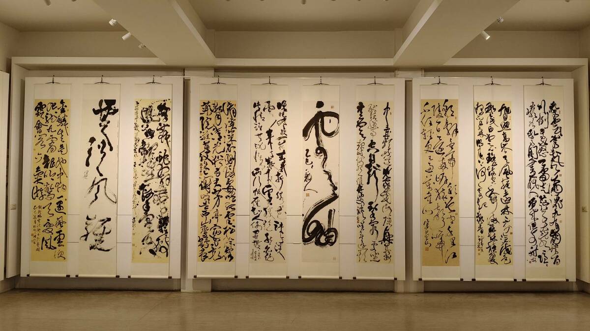 集結10位行草名家作品，備受書壇矚目的「驚雲─當代行草十人展」，自5/8至5/29在南台灣書法殿堂「明宗書法藝術館」轟動登場。   圖：黃博郎／攝