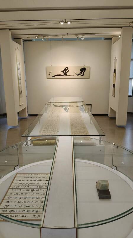 集結10位行草名家作品，備受書壇矚目的「驚雲─當代行草十人展」，自5/8至5/29在南台灣書法殿堂「明宗書法藝術館」轟動登場。   圖：黃博郎／攝