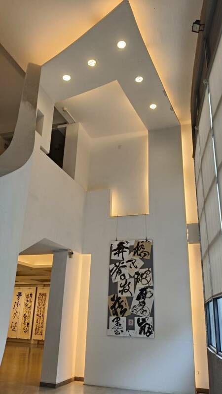 集結10位行草名家作品，備受書壇矚目的「驚雲─當代行草十人展」，自5/8至5/29在南台灣書法殿堂「明宗書法藝術館」轟動登場。   圖：黃博郎／攝