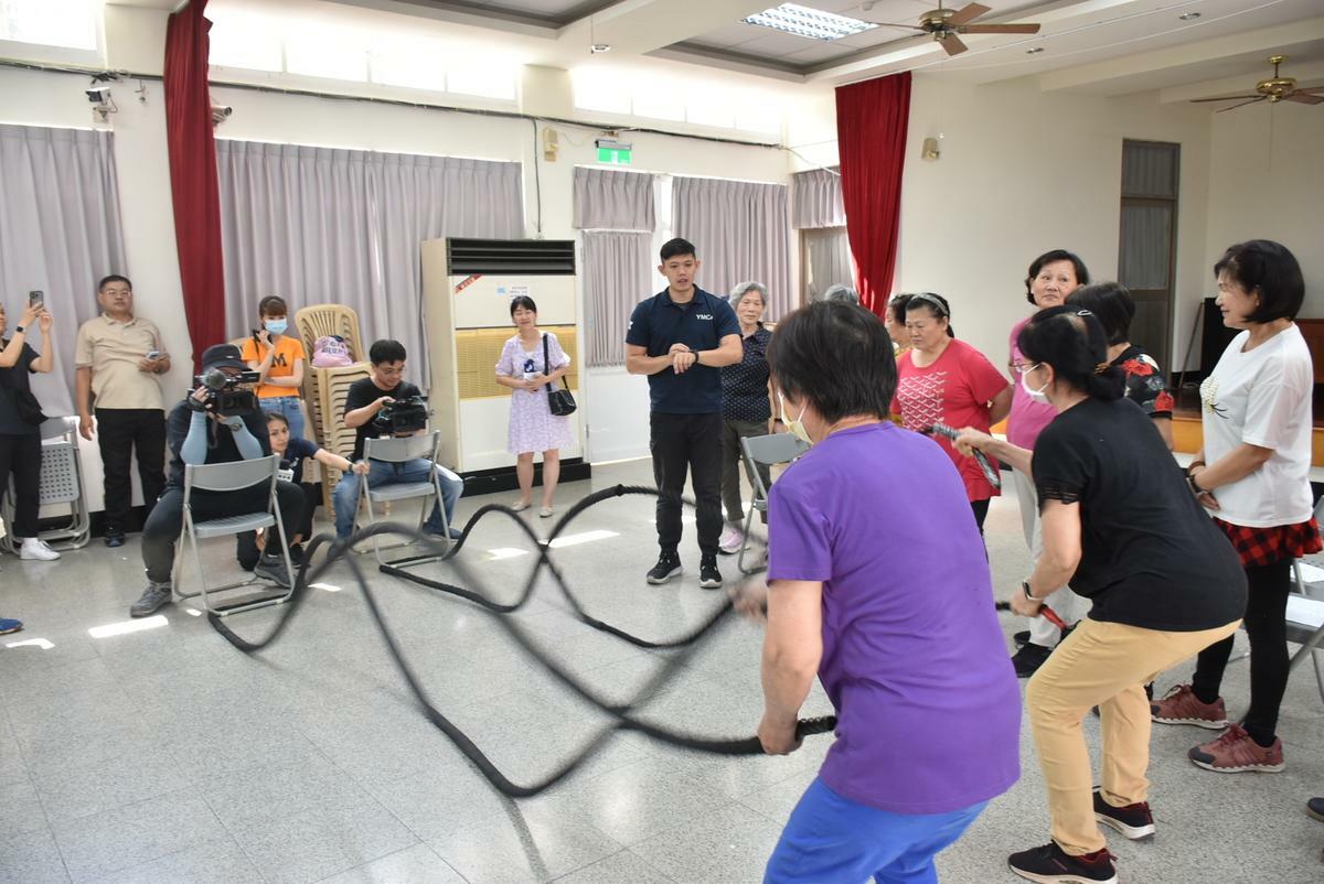 長輩在教練指導下分組運用戰繩反覆鍛鍊肌耐力。   圖：孫家銘/攝
