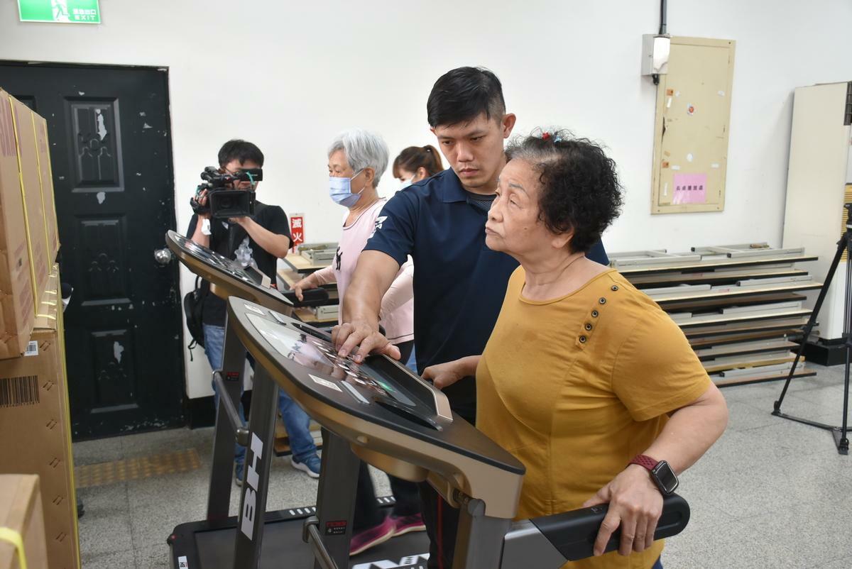 長輩在教練指導下運用滑步機鍛鍊肌耐力。   圖：孫家銘/攝