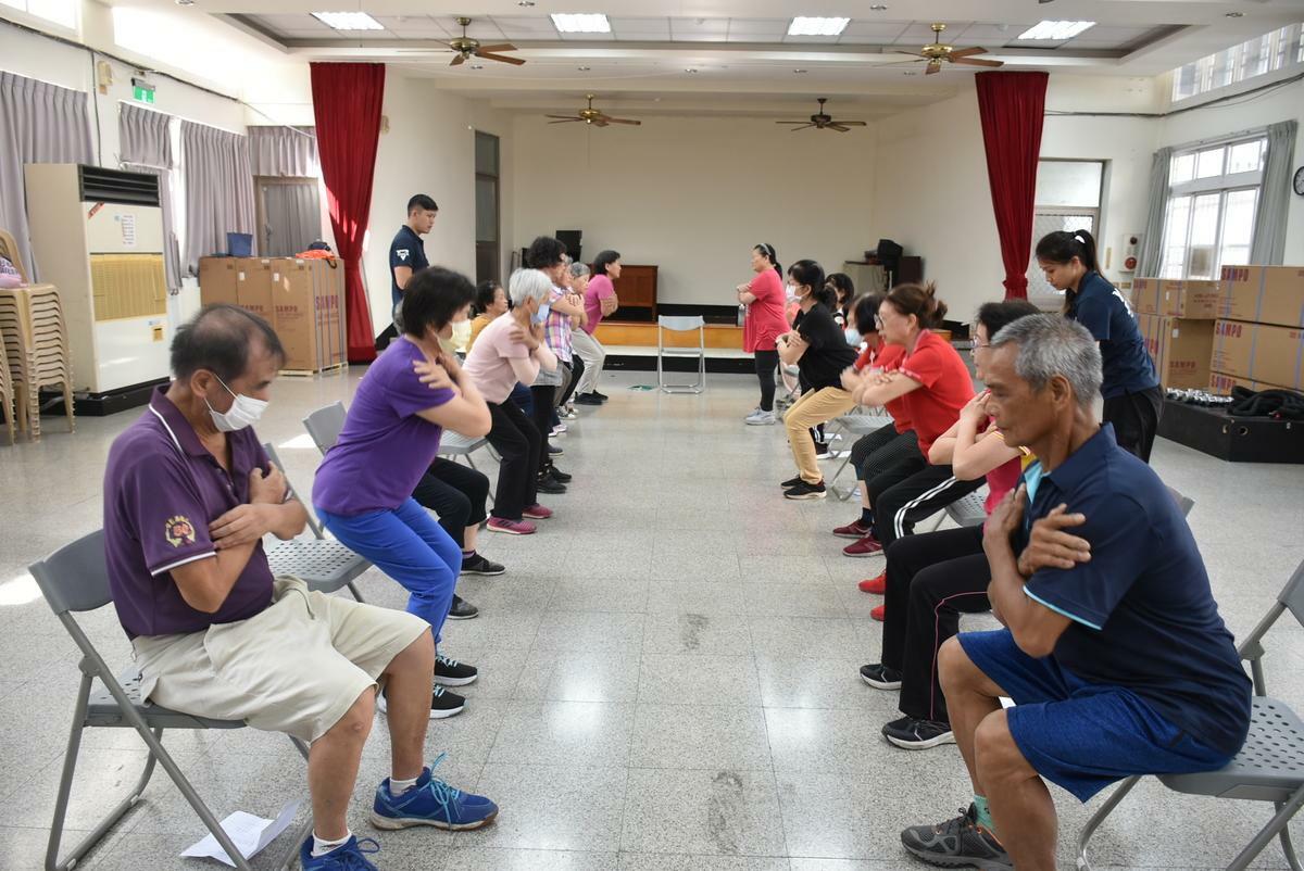 長輩運用健身椅深蹲反覆鍛鍊肌耐力。   圖：孫家銘/攝