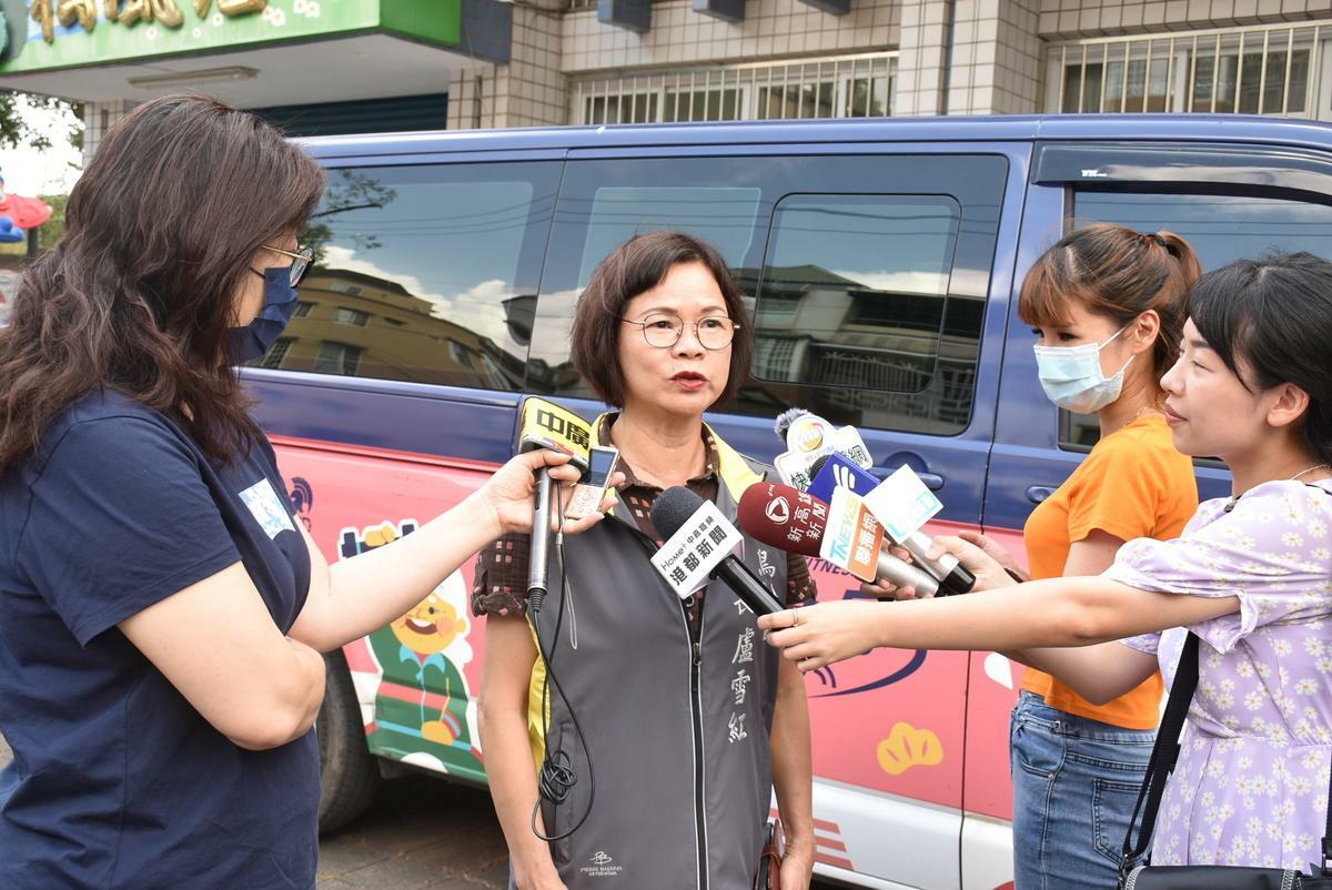 鳥松區長盧雪紅(左二)表示希望行動健身房巡迴車的活動可以持續辦下去。   圖：孫家銘/攝