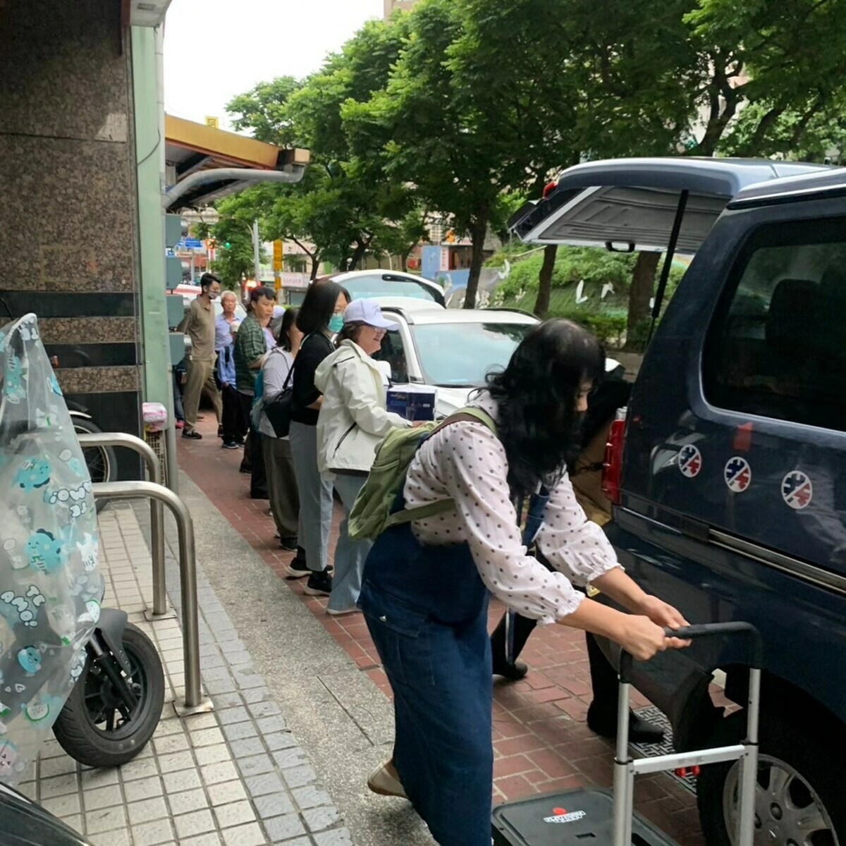 罷免國民黨立委洪孟楷的「刻不容楷」團隊接力送交二階連署書。   圖：取自「罷洪！！刻不容楷」臉書