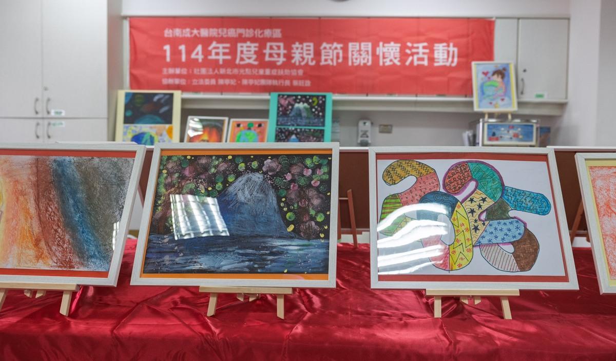 為了讓住院中的病童感受到社會的溫暖與關懷，立委陳亭妃、南市議員陳怡珍、陳亭妃服務團隊執行長蔡旺詮攜手成大醫院與新北市光點兒童重症扶助協會及台南市重症兒關懷協會於5/7舉辦「溫馨五月天，溫暖伴病童」關懷活動，並在成大醫院兒童病房溫馨登場。   圖：陳亭妃服務處提供