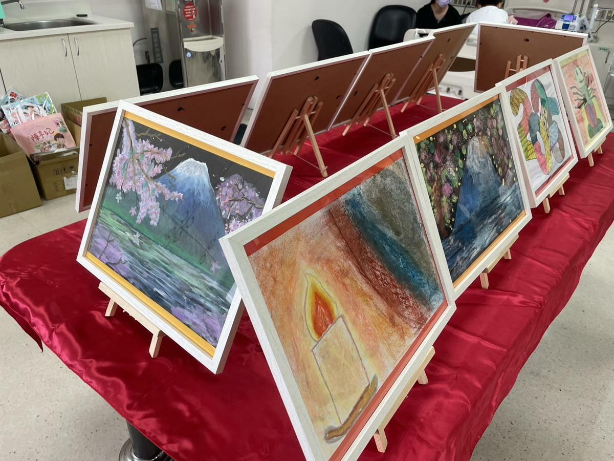 為了讓住院中的病童感受到社會的溫暖與關懷，立委陳亭妃、南市議員陳怡珍、陳亭妃服務團隊執行長蔡旺詮攜手成大醫院與新北市光點兒童重症扶助協會及台南市重症兒關懷協會於5/7舉辦「溫馨五月天，溫暖伴病童」關懷活動，並在成大醫院兒童病房溫馨登場。   圖：陳亭妃服務處提供