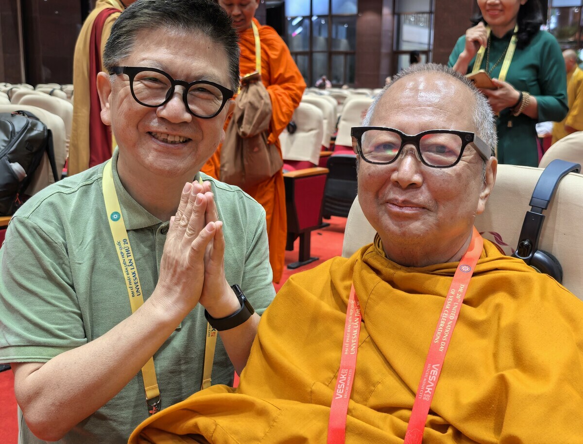 宓雄(左)與聯合國衛塞節國際委員會主席梵智長老。   圖：上趣創意延展公司/提供