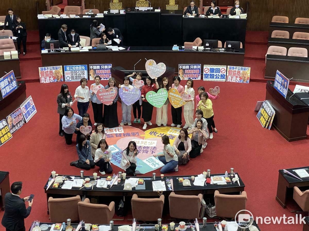  在《紀念日及節日實施條例》三讀前的表決中，民進黨立委按下反對的50張票。 圖：林朝億/攝 