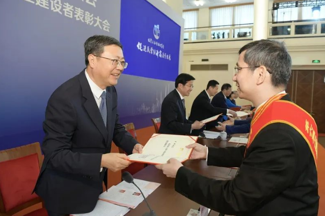 左為上海市委書記陳吉寧。 圖：翻攝自上海市省委官網 