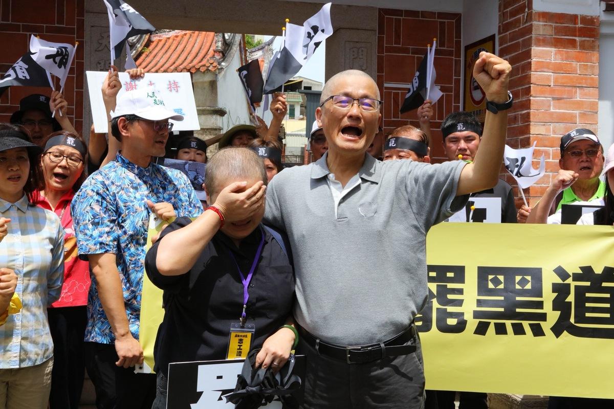 楊長鎮剃光頭讓Ami當場感動到痛哭流涕。   圖：救苗栗聯盟提供