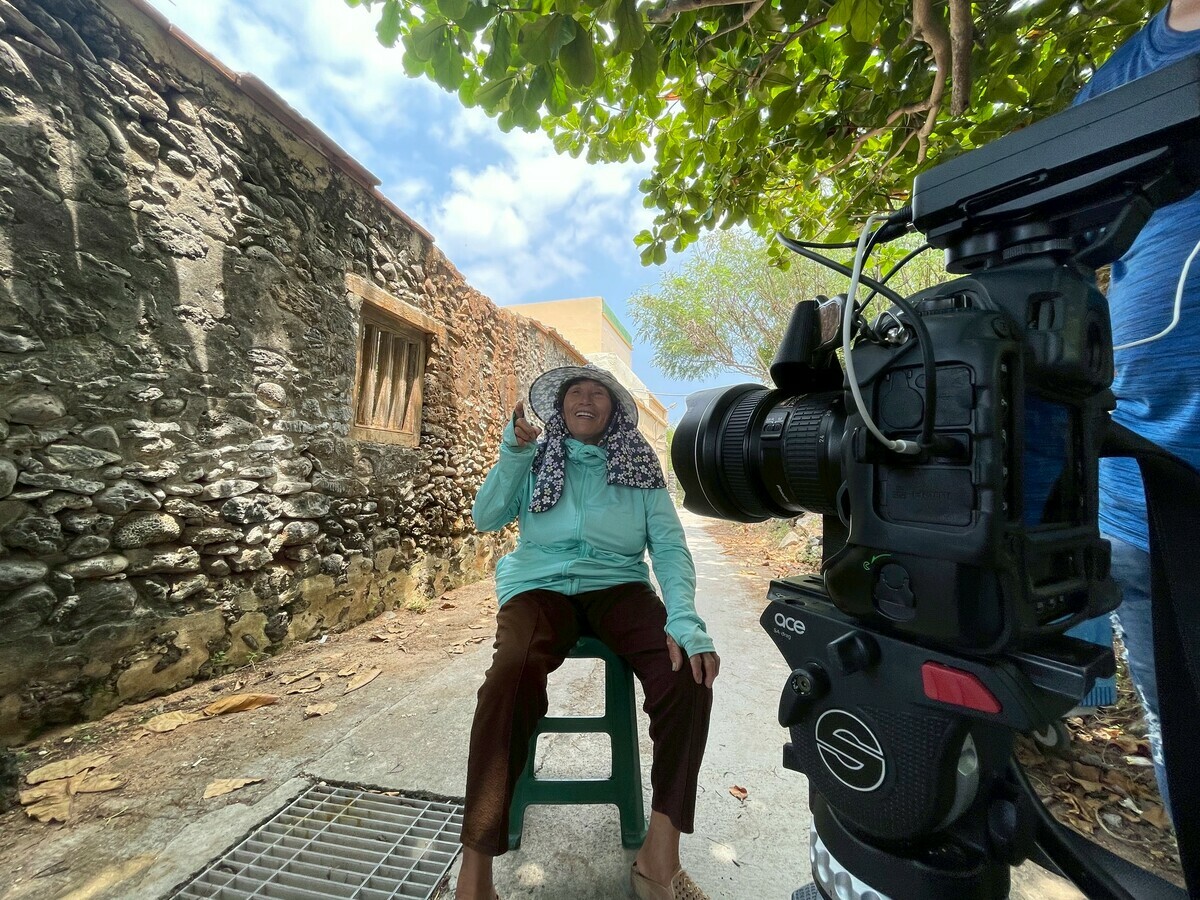  鄧文斌導演他們花了好幾年的時間記錄拍攝（褒出海島人生）這部影片。 圖/尖端公司提供 