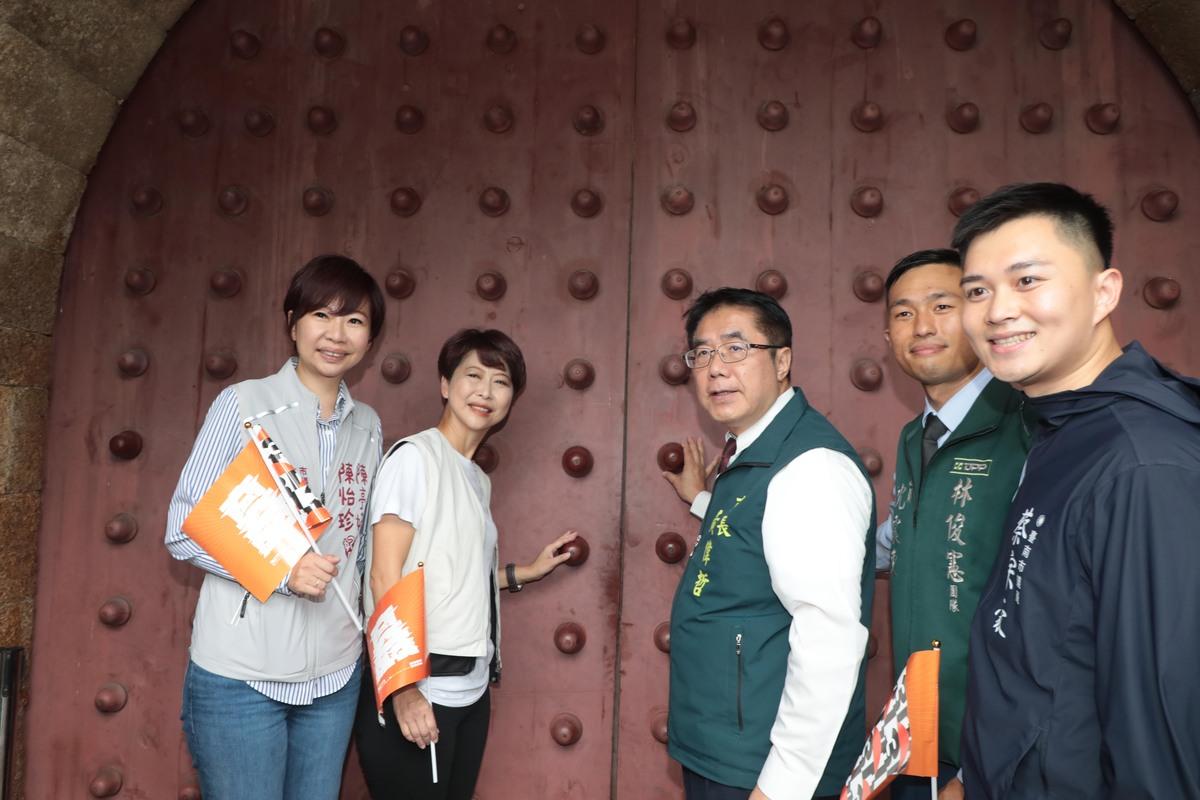 黃偉哲指出，今日象徵性地重新打開城門，不只是重現歷史場景，更代表著「生活府城、建城300」的新篇章正式展開。他期盼透過一系列活動，讓更多市民深入了解府城的歷史，進一步參與並認同台南的文化發展。   圖：台南市政府提供