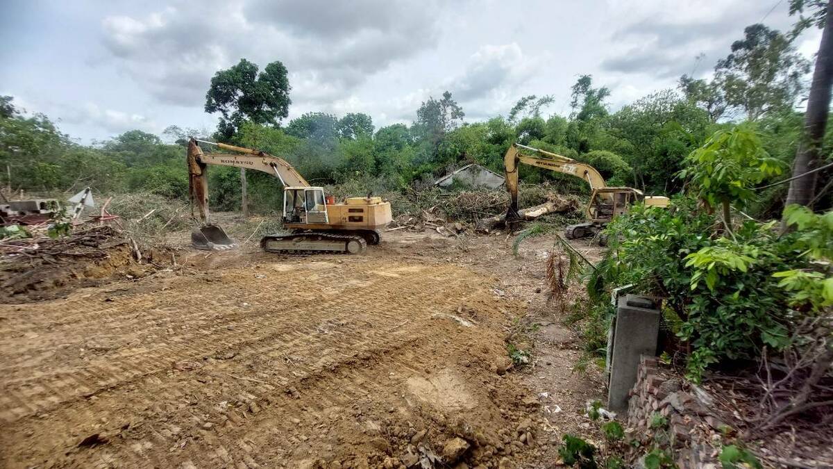 高市府進場施作滯洪池，將球場轉型為兼顧滯洪及休憩功能的綠地。   圖：高雄市工務局/提供