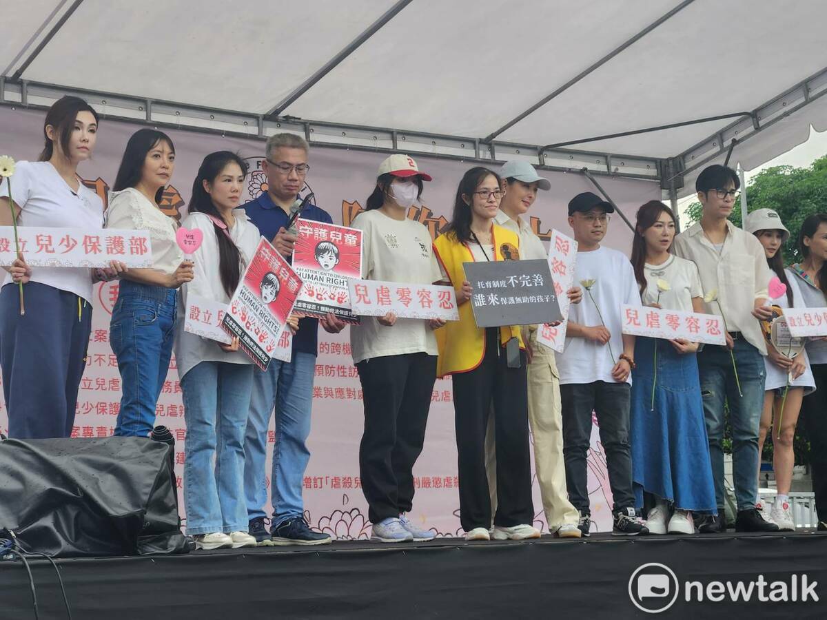 由民間自主發起的「終結兒虐」集會下午於凱道登場，包括101董事長賈永婕在內，還有多名藝人、媒體人到場聲援。   圖：黃建豪/攝
