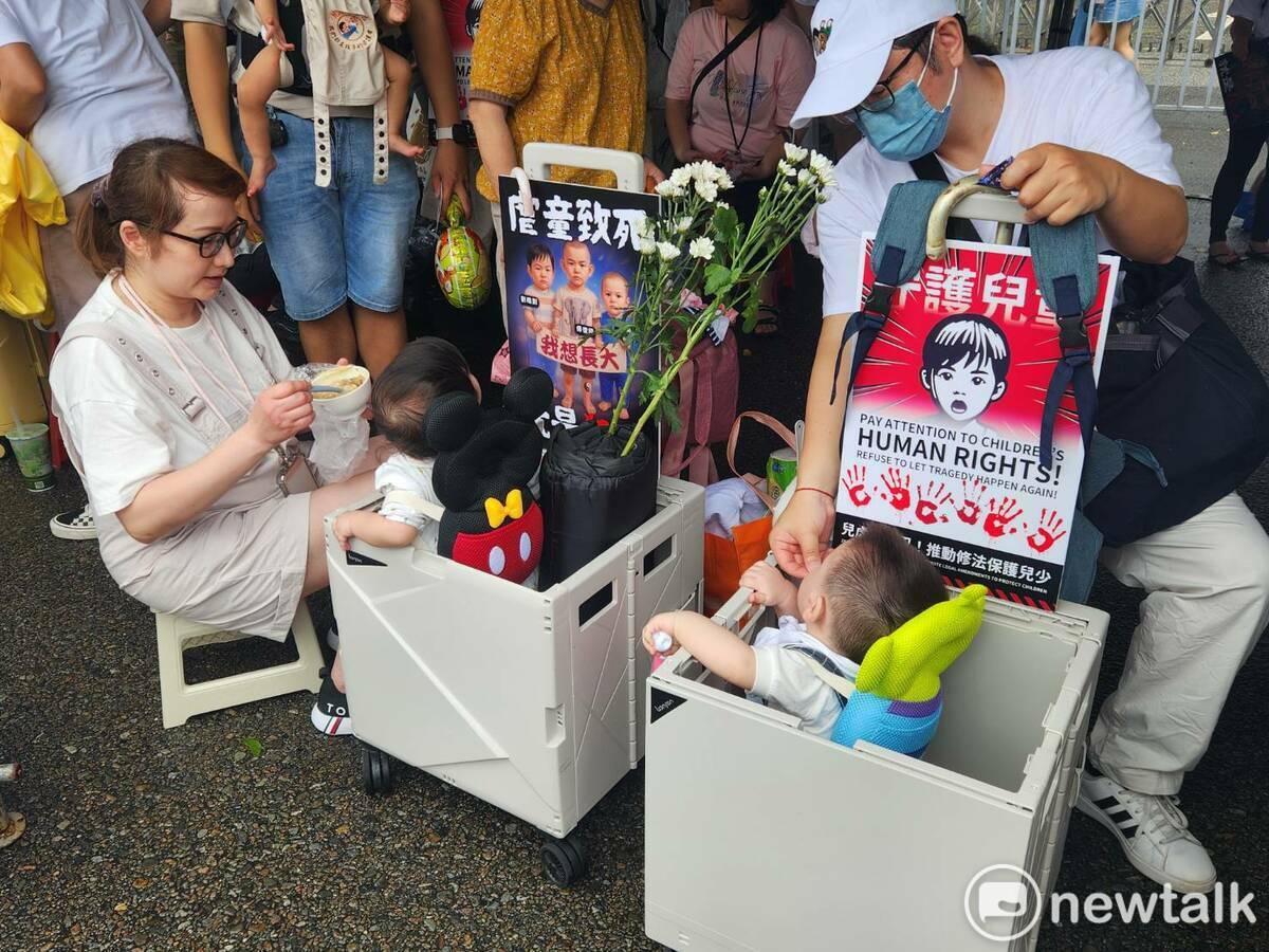 「終結兒虐」集會下午於凱道登場，有許多家長帶著孩童到場聲援。   圖：黃建豪/攝