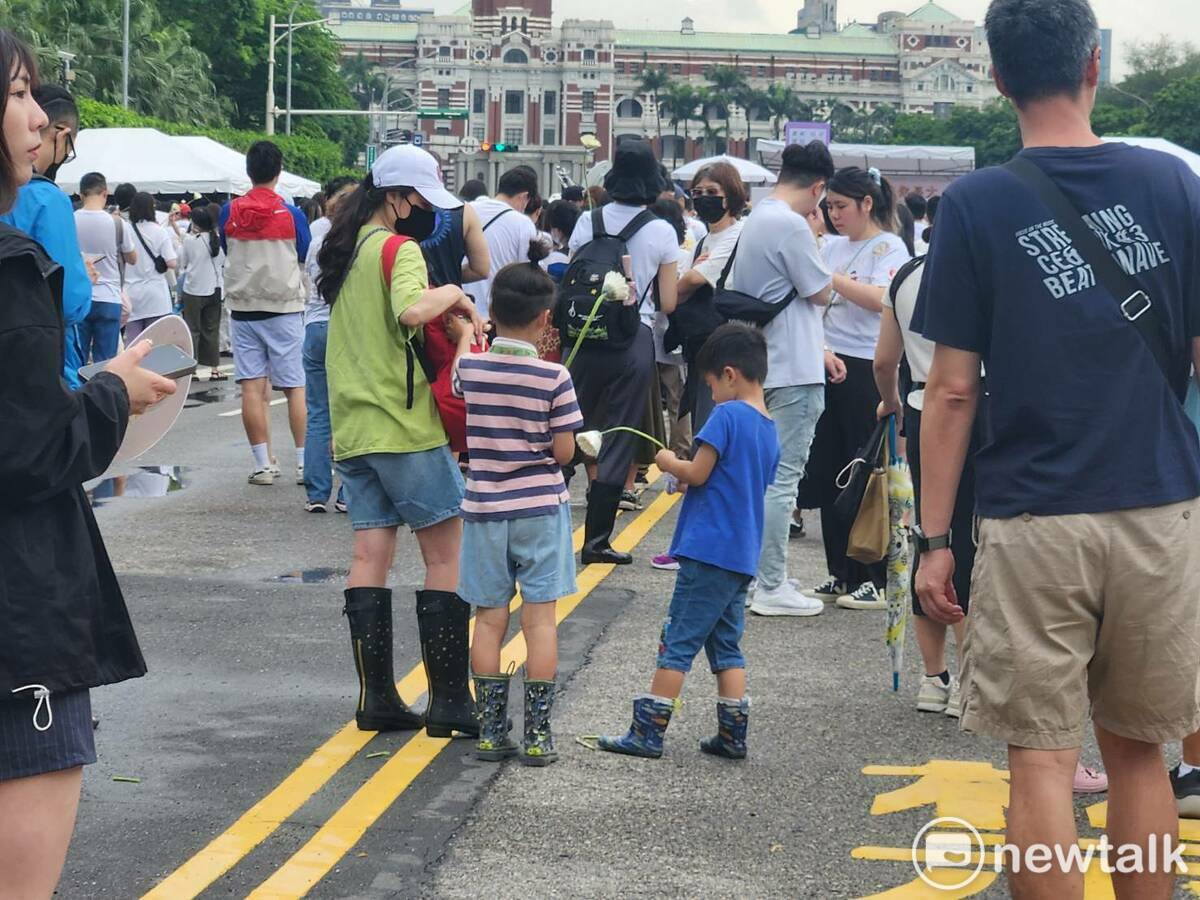 「終結兒虐」集會下午於凱道登場，有許多家長帶著孩童到場聲援。   圖：黃建豪/攝