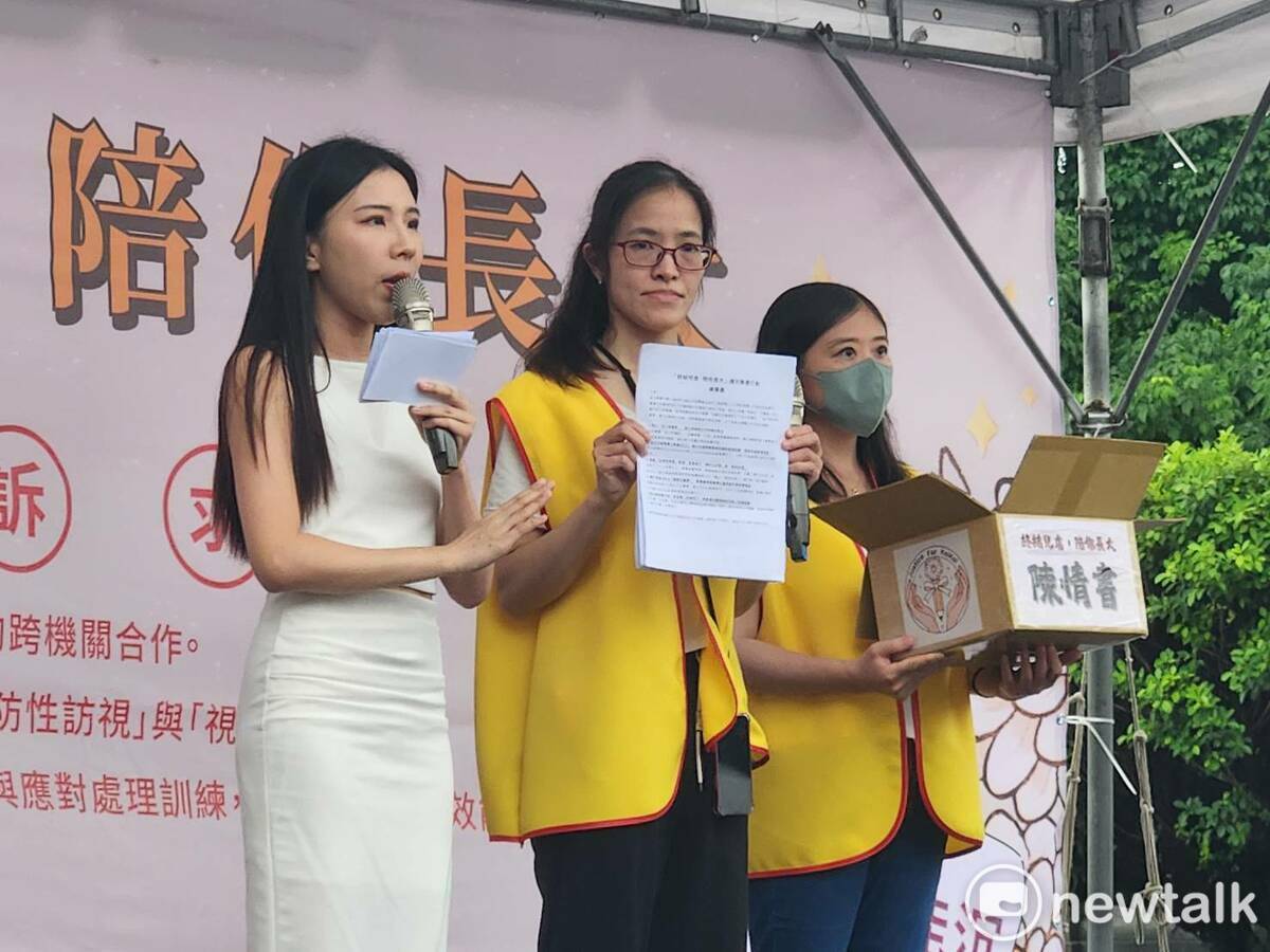 「剴剴網路媽媽群」召集人李侑宭（圖中）現場將連署書裝箱，主持人表示將直接送到後方的總統府。   圖：黃建豪／攝