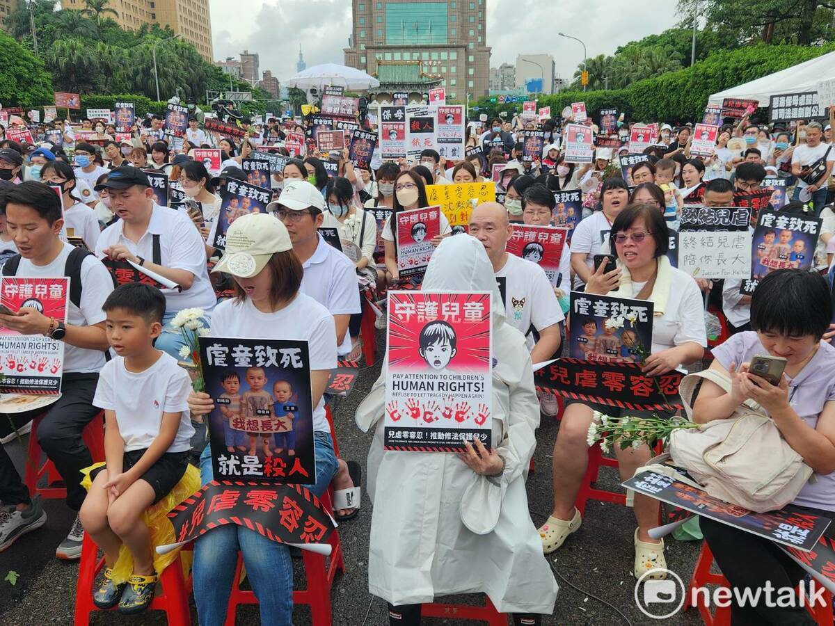 「終結兒虐」集會於凱道登場，拋出增訂「虐殺兒童罪」、設立兒少保護部等訴求。   圖：黃建豪／攝