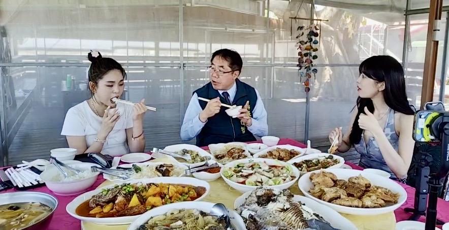 自認不擅長下廚的尹到怡，在亮嫂的指導下與市長黃偉哲共同製作三道家常鯛魚料理，包括台式鹽烤鯛魚、鯛魚粥以及創意結合韓式風味的泡菜鯛魚飯。   圖：台南市政府／提供