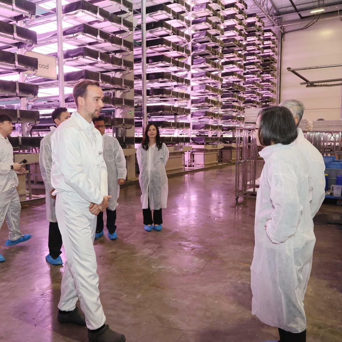 蔡英文參訪由台灣與立陶宛合作創立的新創農業科技公司 Leafood。   圖：蔡英文臉書