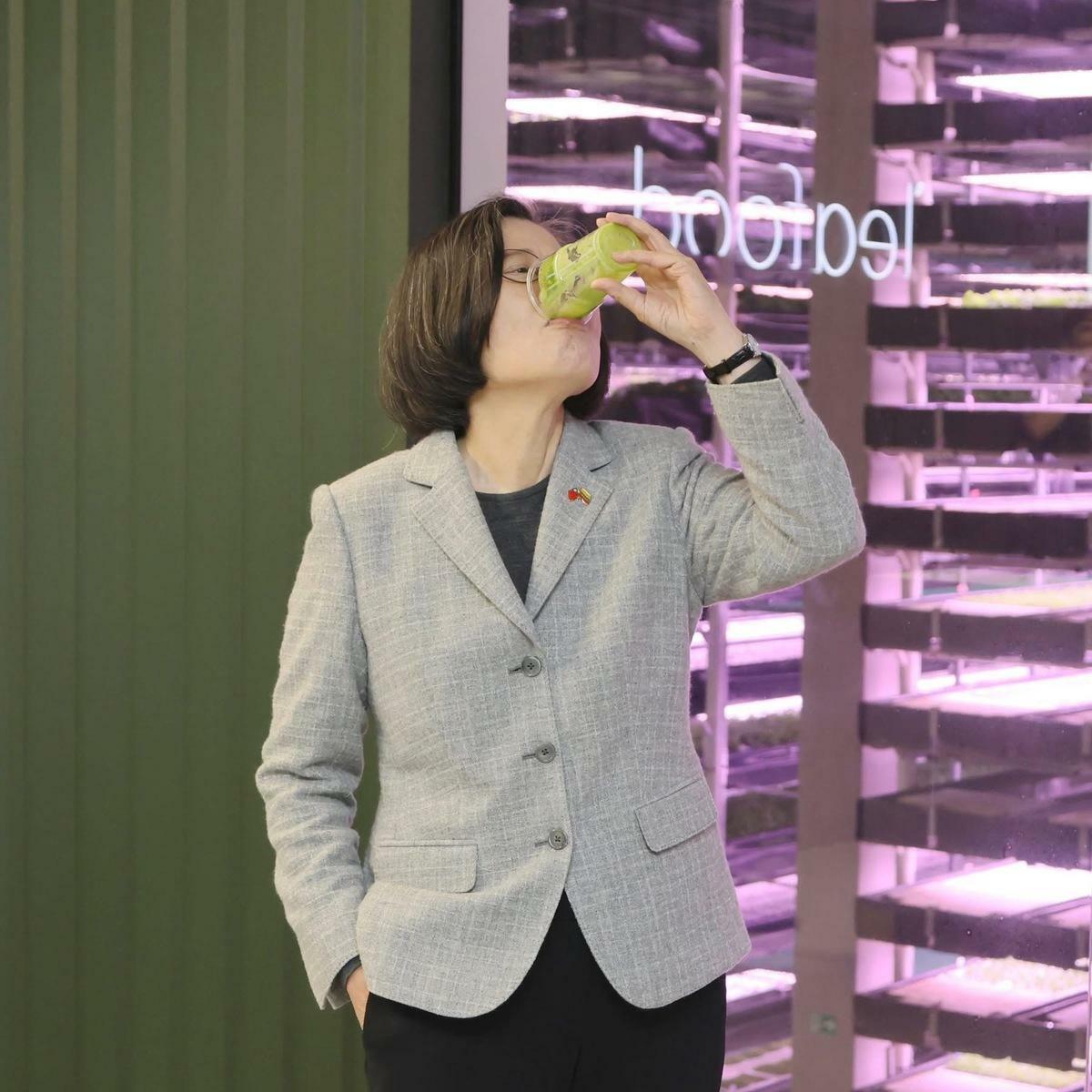 蔡英文參訪由台灣與立陶宛合作創立的新創農業科技公司 Leafood。   圖：蔡英文臉書