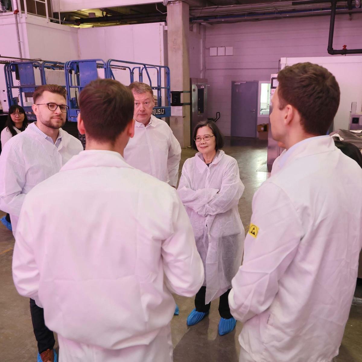 蔡英文參訪由台灣與立陶宛合作創立的新創農業科技公司 Leafood。   圖：蔡英文臉書