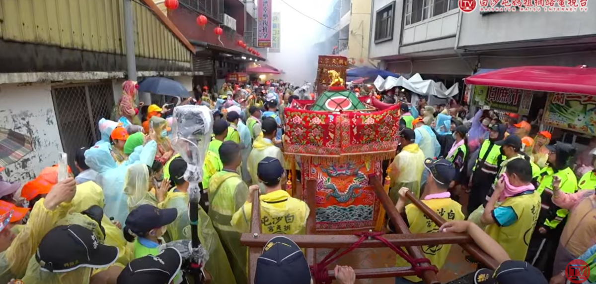  媒體披露中國福建泉州「富美宮」未經申請，以「祖廟遶境」名義來台，實際拜會地方宮廟與宗親會，並擬參與白沙屯媽祖遶境活動，引發輿論關注。圖為白沙屯媽祖繞境活動。 圖：翻攝自白沙屯媽祖網路電視台