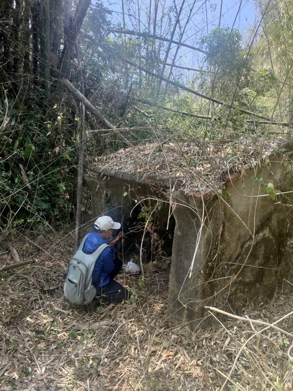 許献平投入有應公田野調查多年，經常不辭勞苦深入窮鄉僻壤，探訪當地有應公，拜訪在地耆老，為有應公撰寫傳奇故事。   圖：許献平提供