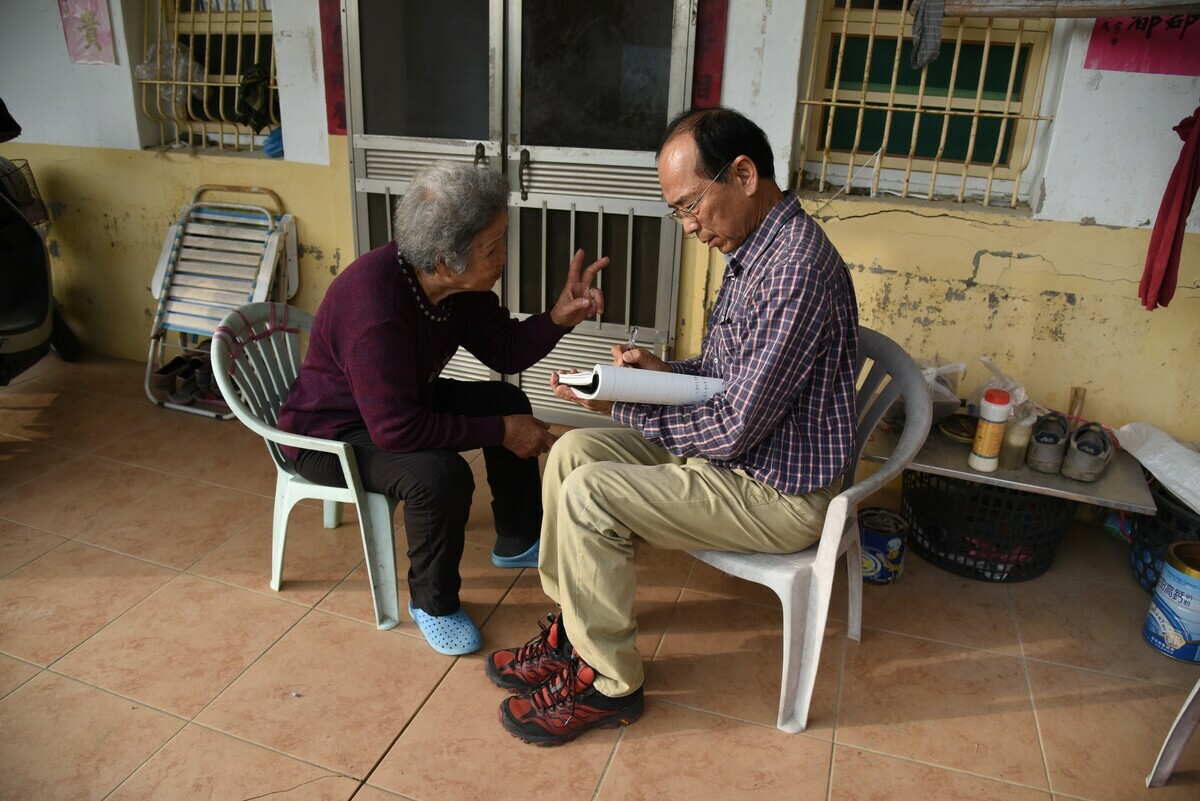 許献平投入有應公田野調查多年，經常不辭勞苦深入窮鄉僻壤，探訪當地有應公，拜訪在地耆老，為有應公撰寫傳奇故事。   圖：許献平提供