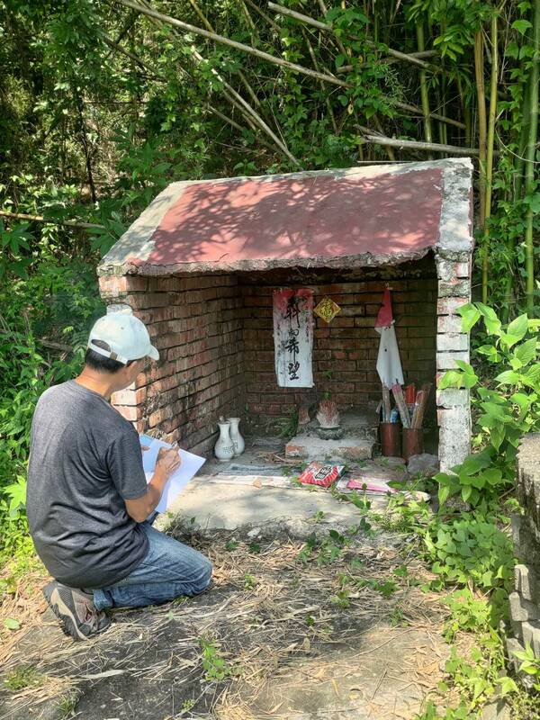 許献平投入有應公田野調查多年，經常不辭勞苦深入窮鄉僻壤，探訪當地有應公，拜訪在地耆老，為有應公撰寫傳奇故事。   圖：許献平提供