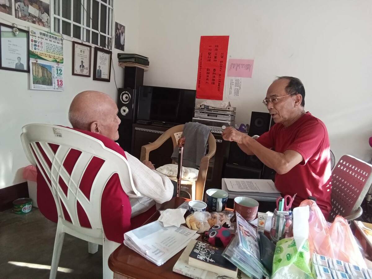 許献平投入有應公田野調查多年，經常不辭勞苦深入窮鄉僻壤，探訪當地有應公，拜訪在地耆老，為有應公撰寫傳奇故事。   圖：許献平提供