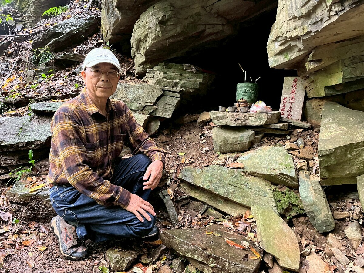 許献平投入有應公田野調查多年，經常不辭勞苦深入窮鄉僻壤，探訪當地有應公，拜訪在地耆老，為有應公撰寫傳奇故事。   圖：許献平提供