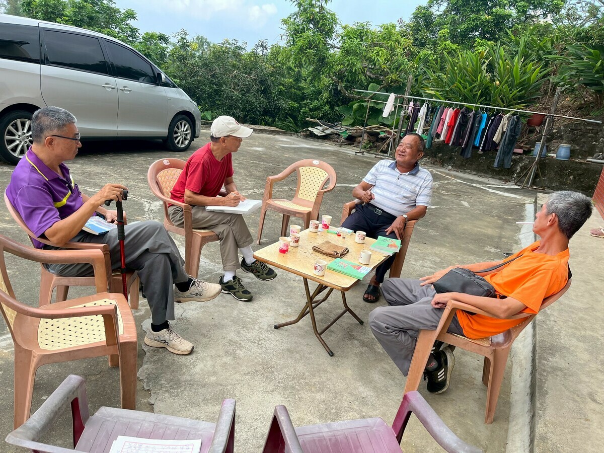 許献平投入有應公田野調查多年，經常不辭勞苦深入窮鄉僻壤，探訪當地有應公，拜訪在地耆老，為有應公撰寫傳奇故事。   圖：許献平提供