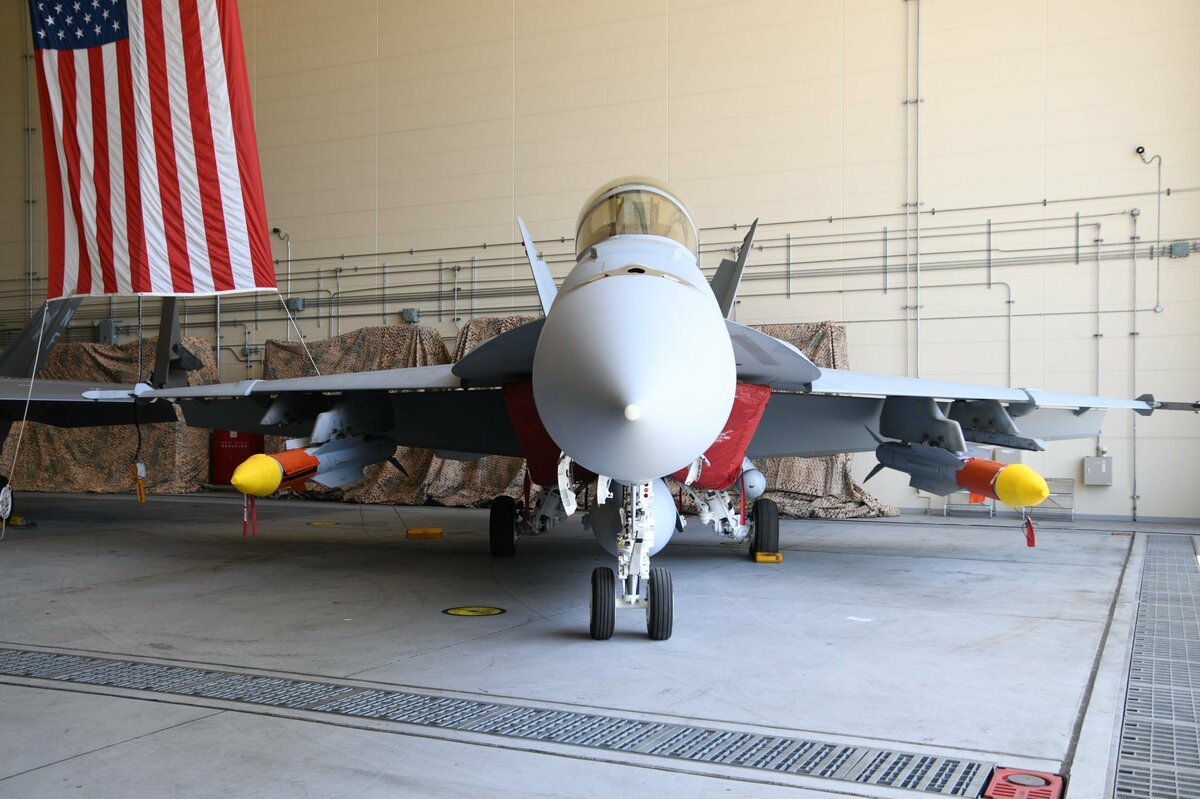  美國海軍近日在日本公開展示了一種先進空對空導彈 AIM-174B，該導彈也被稱為「標準六型」（SM-6）空射版本。 圖：翻攝自 X 