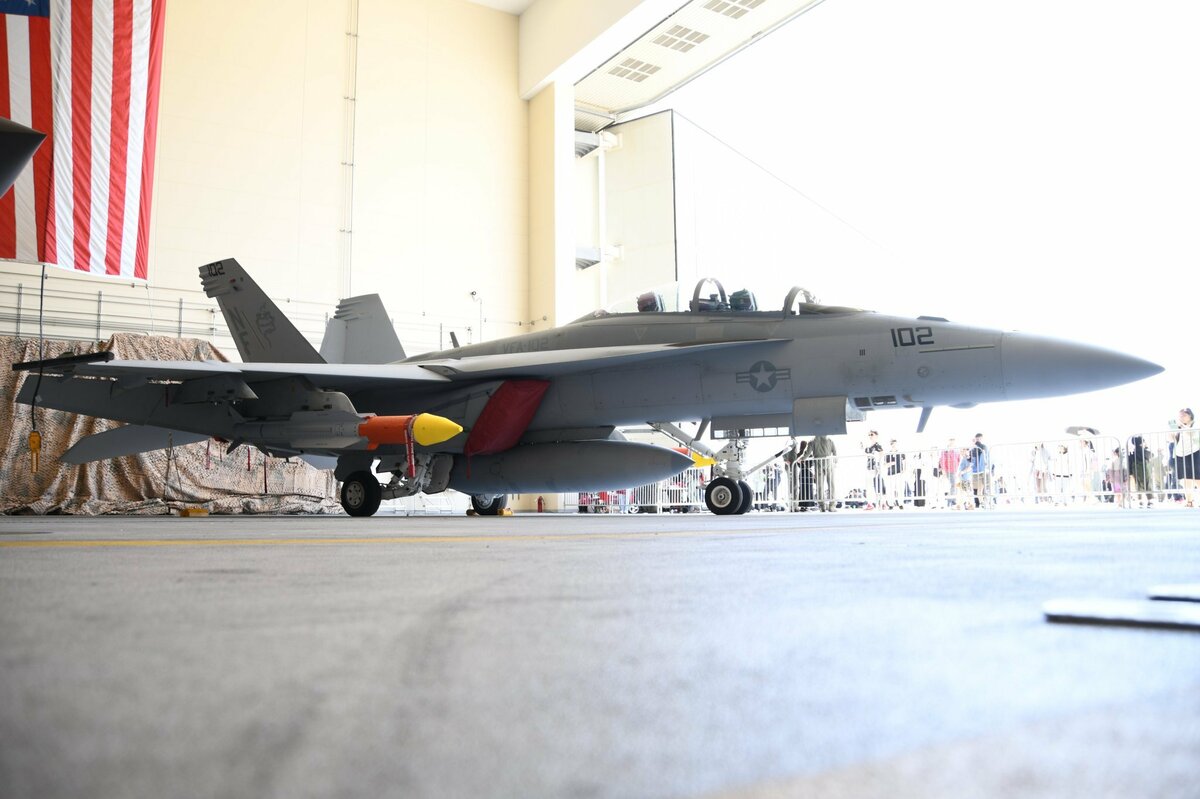  美國海軍近日在日本公開展示了一種掛在超級大黃蜂戰績上的先進空對空導彈 AIM-174B，該導彈也被稱為「標準六型」（SM-6）空射版本。 圖：翻攝自 X 