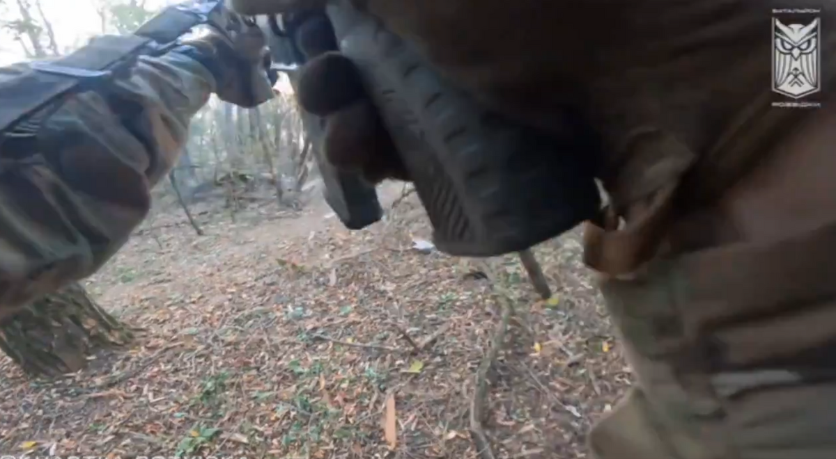  烏克蘭第 13 哈爾蒂亞旅的偵察部隊在清除哈爾科夫的俄軍陣地。圖為烏軍第一視角。 圖：翻攝自 NOELREPORTS X 帳號 